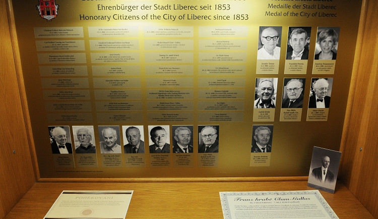 Čestní občané města už mají své důstojné místo v budově radnice. Foto: Jan Král