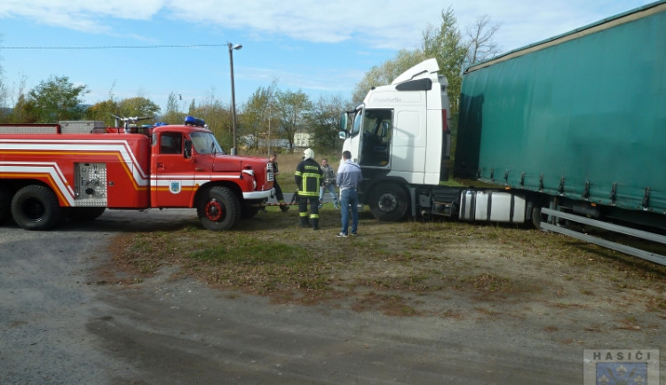 Kamion vytáhla až hasičská Tatra. Foto: Hasiči Hrádek nad Nisou