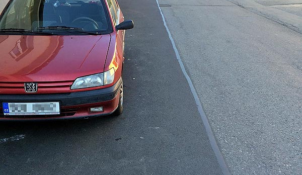 V ulici opravili část silnice. Teď se na novém asfaltu parkuje