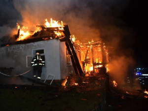 Roubenka lehla popelem, škoda jde do milionů. Foto: HZSLK