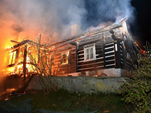 Roubenka lehla popelem, škoda jde do milionů. Foto: HZSLK
