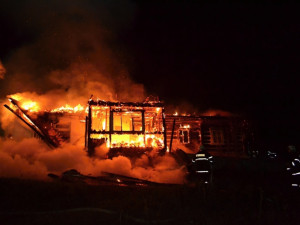 Roubenka lehla popelem, škoda jde do milionů. Foto: HZSLK