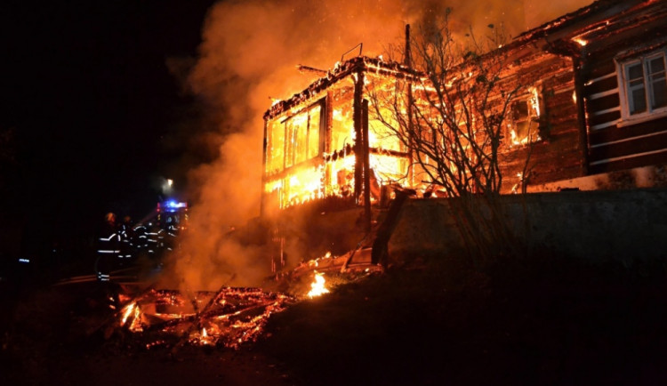 Roubenka lehla popelem, škoda jde do milionů. Foto: HZSLK