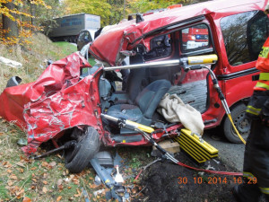 Mladík vjel do protisměru. Nehodu odnesl těžkým poraněním. Foto: HZSLK