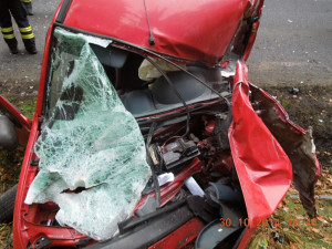 Mladík vjel do protisměru. Nehodu odnesl těžkým poraněním. Foto: HZSLK