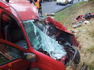 Mladík vjel do protisměru. Nehodu odnesl těžkým poraněním. Foto: HZSLK