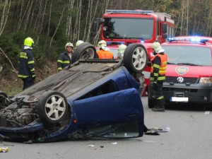 Řidička otočila za Chrastavou svůj Ford na střechu