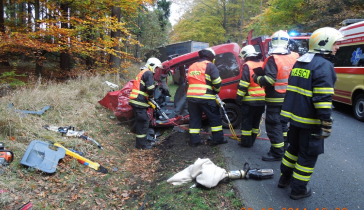 Mladík vjel do protisměru. Nehodu odnesl těžkým poraněním. Foto: HZSLK