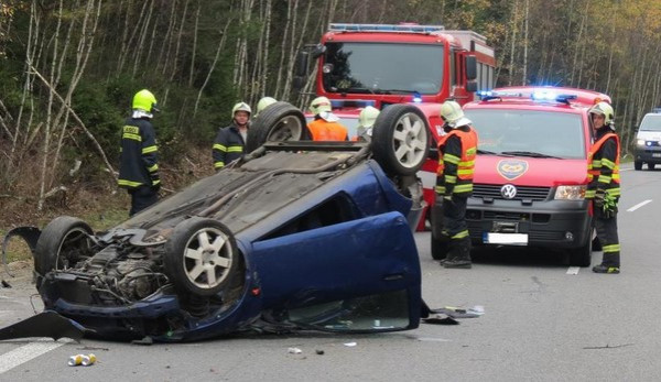 Ford skončil uprostřed silnice na střeše. Foto: Policie ČR