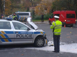 Policisté k zásahu nedojeli. Octavií nabourali po pár metrech