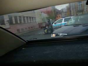 Škoda na policejní Octavii je 200 tisíc korun. Foto: čtenář Drbny