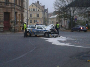 Škoda na policejní Octavii je 200 tisíc korun. Foto: čtenář Drbny