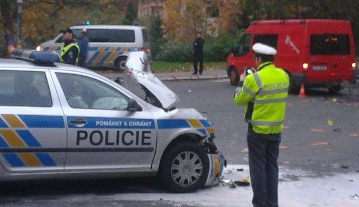 Škoda na policejní Octavii je 200 tisíc korun. Foto: čtenář Drbny