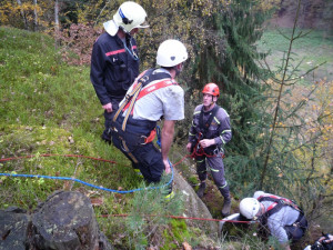Vlčák zapadl do průrvy. Hasiči ho zachraňovali šest hodin. Foto: HZSLK