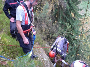 Vlčák zapadl do průrvy. Hasiči ho zachraňovali šest hodin. Foto: HZSLK