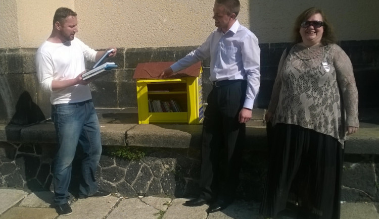 Původní knihotoč kdosi ukradl.