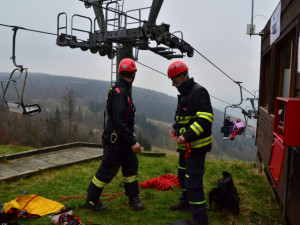 Jako z akčního filmu. Hasiči zachraňovali z lanovky cestující. Foto: HZSLK