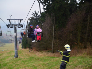Jako z akčního filmu. Hasiči zachraňovali z lanovky cestující. Foto: HZSLK