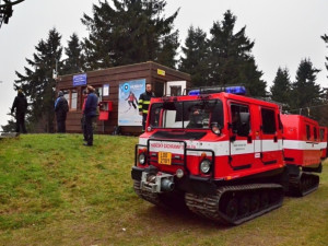 Jako z akčního filmu. Hasiči zachraňovali z lanovky cestující. Foto: HZSLK