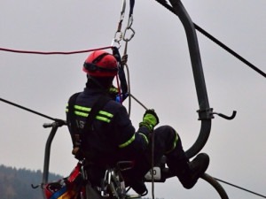Jako z akčního filmu. Hasiči zachraňovali z lanovky cestující. Foto: HZSLK