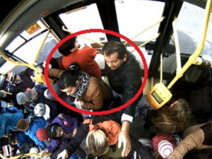 Tahle dvojice okradla cestující v autobuse. Poznáváte je?