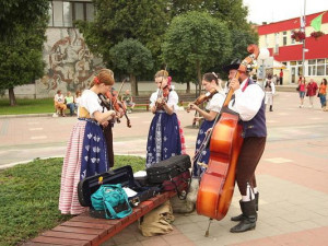 Lidové tradice a kroje.