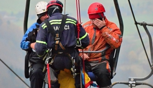 Jako z akčního filmu. Hasiči zachraňovali z lanovky cestující. Foto: HZSLK