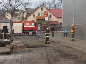 Starý odvodňovač zaměstnal hasiče i pyrotechnika. Foto: HZSLK