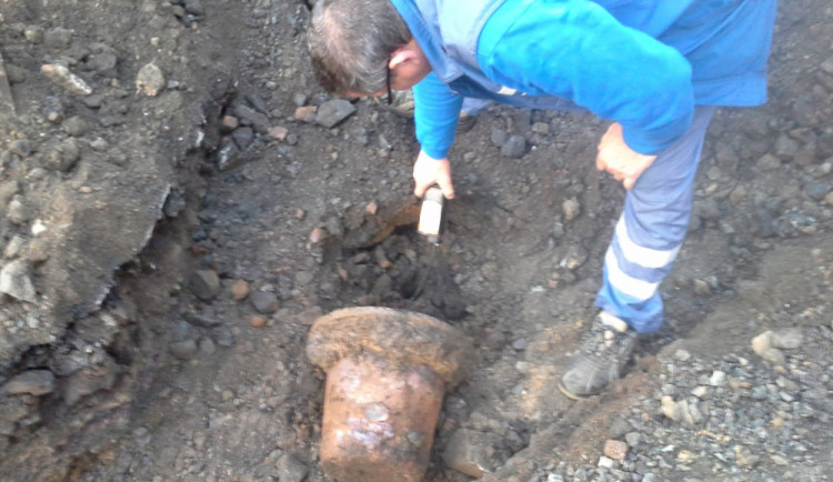 Starý odvodňovač zaměstnal hasiče i pyrotechnika. Foto: HZSLK