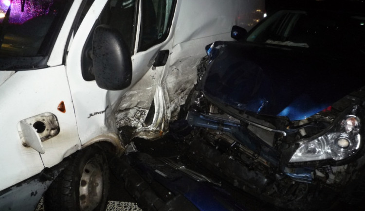 Střet dvou vozidel uzavřel u Turnova nájezd na Prahu. Foto: HZSLK