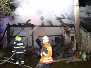 U požáru stodoly na okraji Liberce zasahovalo osm cisteren. Foto: HZSLK