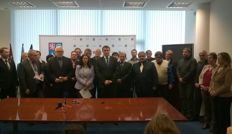 Hejtmana zastupitelé neodvolali. Zatím