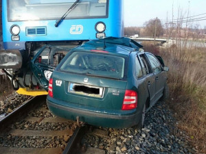 Tragédie na Frýdlantsku. Vlak usmrtil dvoučlennou posádku auta