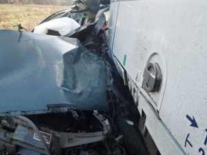 Tragédie na Frýdlantsku. Vlak usmrtil dvoučlennou posádku auta. Foto: HZSLK