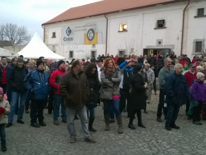 Nádvoří se zaplňuje.