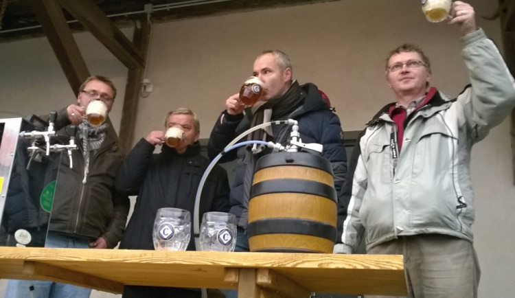 Naražení prvního soudku.