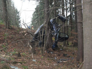 Další tragická nehoda. Řidič nepřežil náraz do stromu