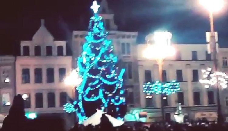 Vánoční stromeček nakonec svítil jen tři sekundy. Foto: Instagram