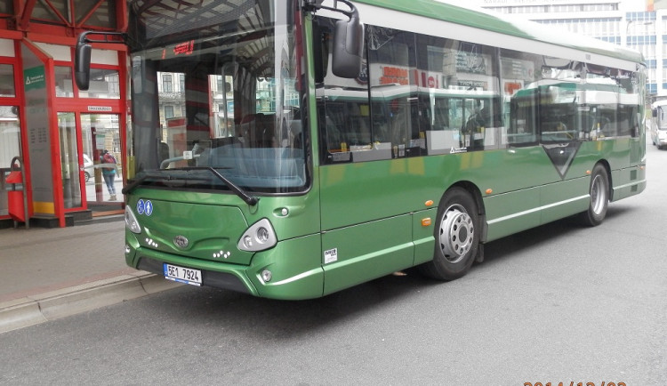 Midibus brázdí ulice Liberce. Foto: DPMLJ