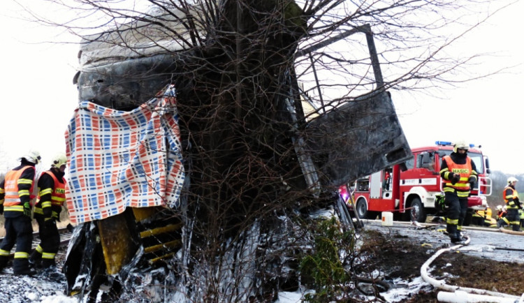 Tragédie u Turnova. Nehod asi vyžádala dva životy. Foto: HZSLK