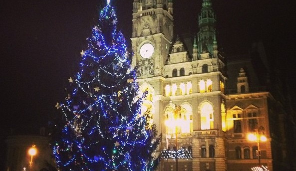 Vánoční strom se dnes rozsvítil. Foto: Instagram