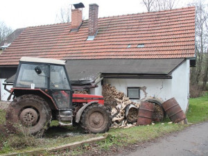 Traktorista naboural do domu. Od nehody odešel domů