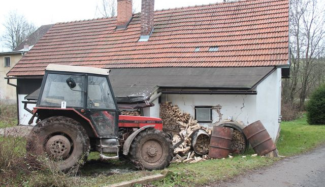 Traktorista způsobil škodu 155 tisíc korun. Foto: Policie ČR