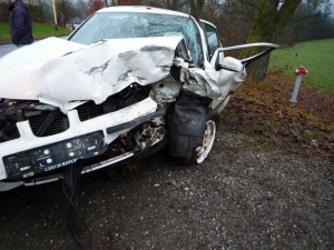 Ze zdemolovaného Seatu museli hasiči vystříhávat řidiče. Foto: HZSLK