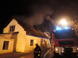 V Proseči hořel dům, jeden člověk skončil v nemocnici