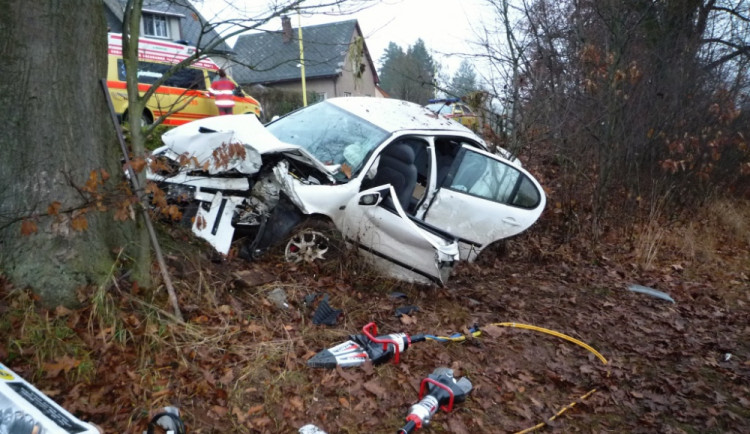 Ze zdemolovaného Seatu museli hasiči vystříhávat řidiče. Foto: HZSLK