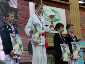 Druhý zprava s bronzovou medailí Matěj Štěpán