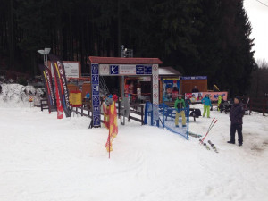 První lyžování přilákalo na Ještěd desítky lidí