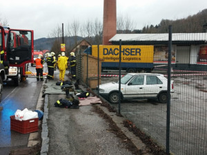 Z korby nákladního automobilu unikla kyselina dusičná. Foto: HZSLK