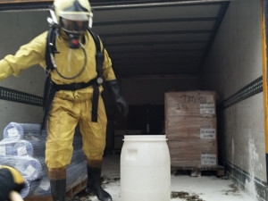 Z korby nákladního automobilu unikla kyselina dusičná. Foto: HZSLK